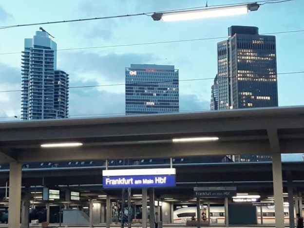 Auf dem Bahnsteig in Frankfurt